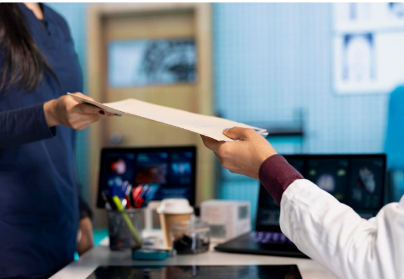 Profesional de la salud revisando documentos médicos durante un proceso de traducción médica especializada