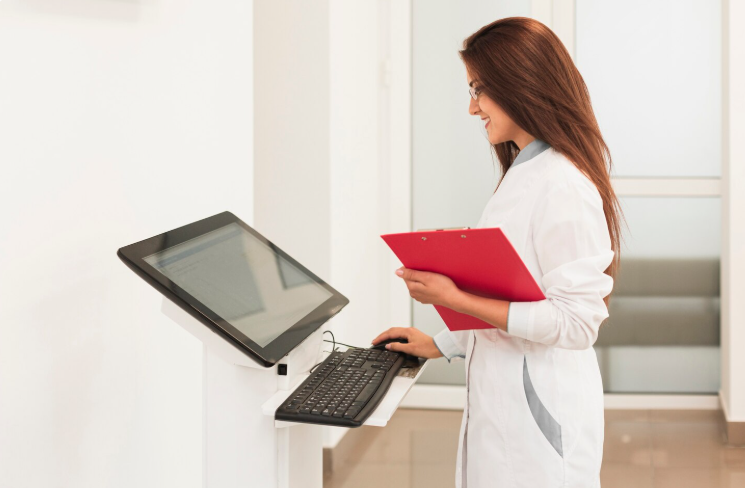 traductor revisando documentación médica en entorno hospitalario