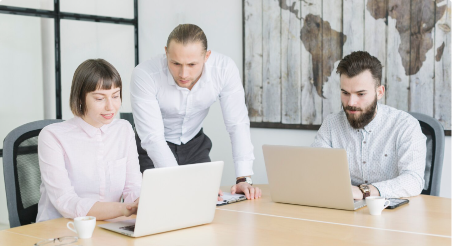 equipo adaptando contenido a contexto cultural